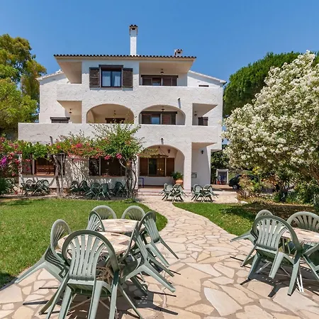 Small Building With 4 Close To The Mont-roig del Camp