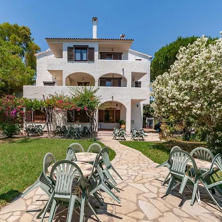 Small Building With 4 Close To The Mont-roig del Camp