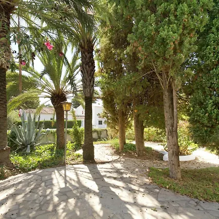 Small Building With 4 Close To The